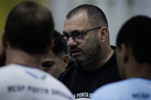 Treinador Soneca da ACGF orienta jogadores.