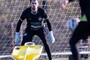 Goleiro Elias, do Operário, passa por treinamento com bolas e equipamentos de preparação no gramado.