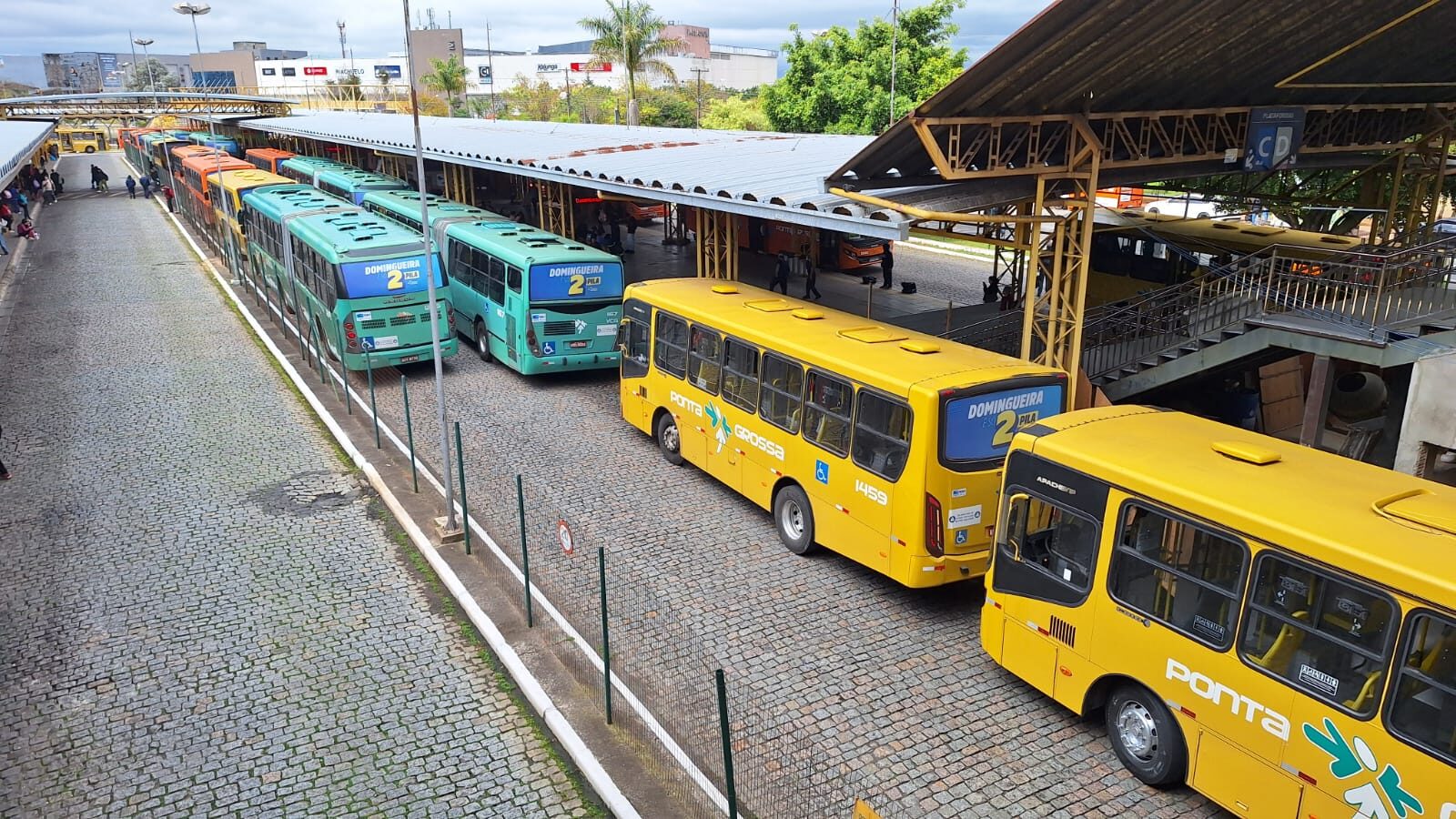 Ônibus de diferentes cores do transporte coletivo de PG paralisados no Terminal Central