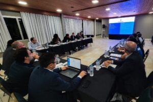 Dirigentes do Operário e outros times reunidos no arbitral