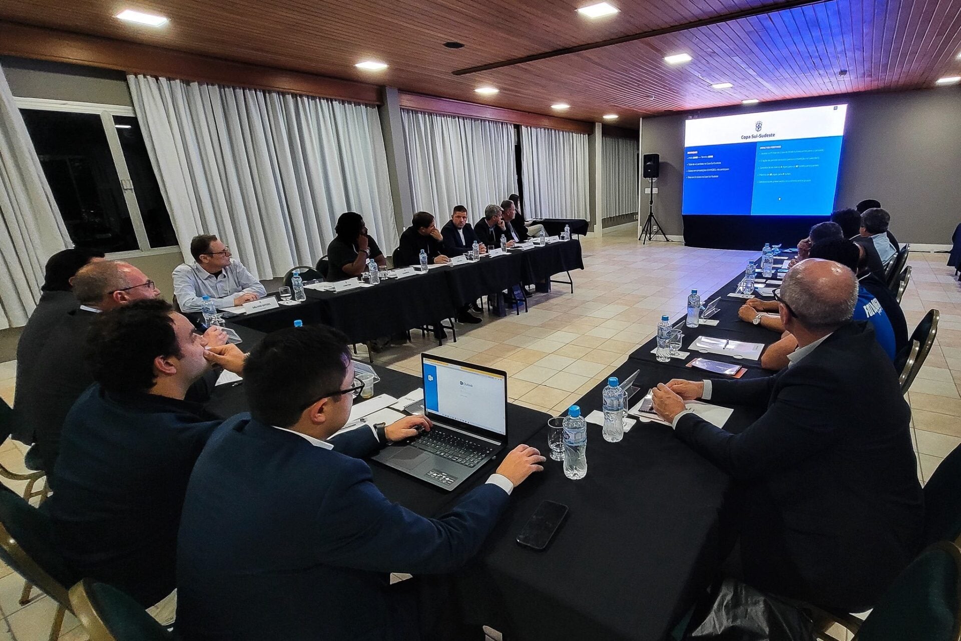 Dirigentes do Operário e outros times reunidos no arbitral