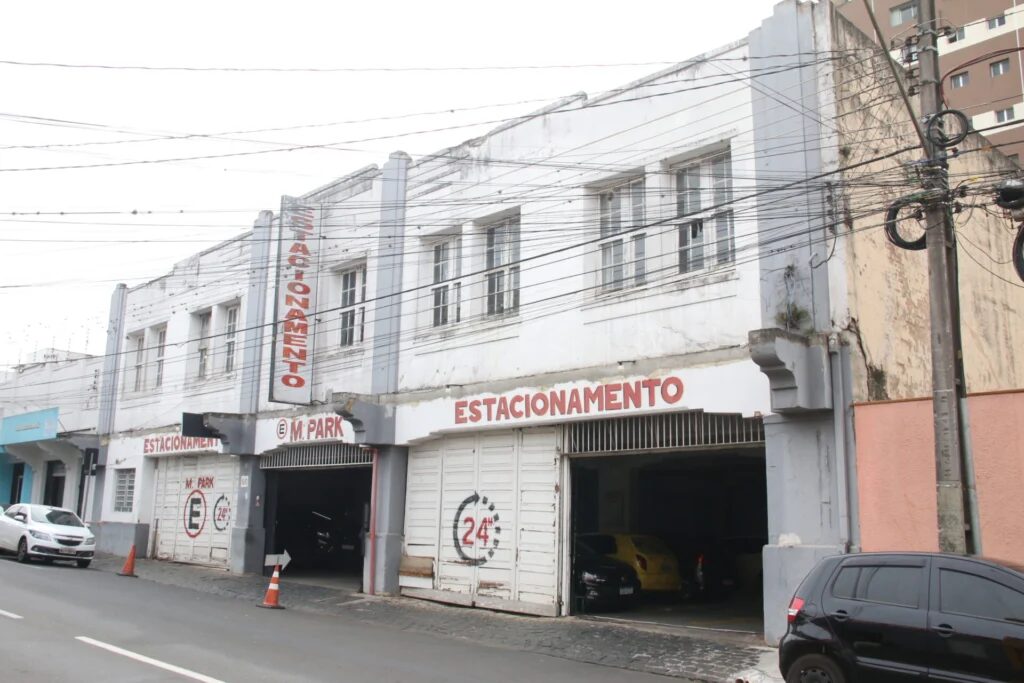 Estacionamento da Coronel Dulcídio, um dos imóveis tombados em PG