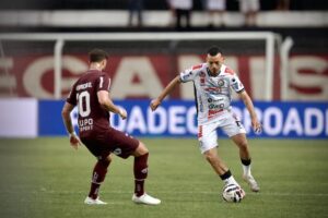 Jogador do Operário e da Ferroviária disputam bola.
