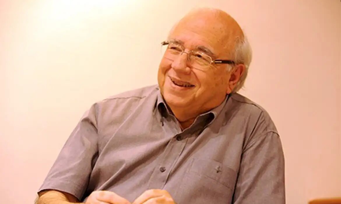Escritor falecido Luis Fernando Veríssimo em fundo tons pasteis.