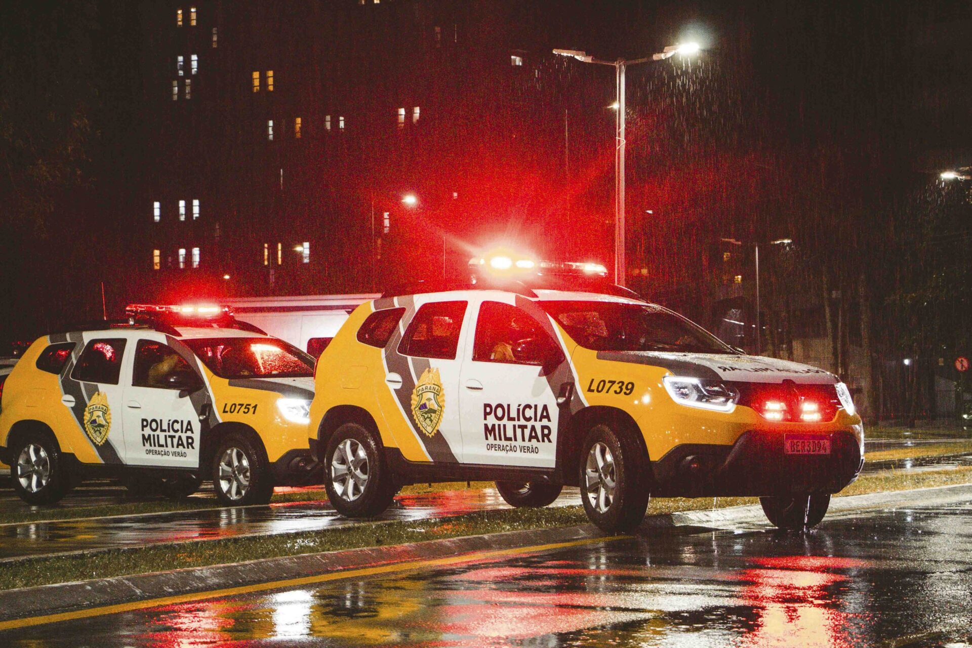 Duas viaturas da PMPR em tempo chuvoso do período da noite ilustra pauta do CFO