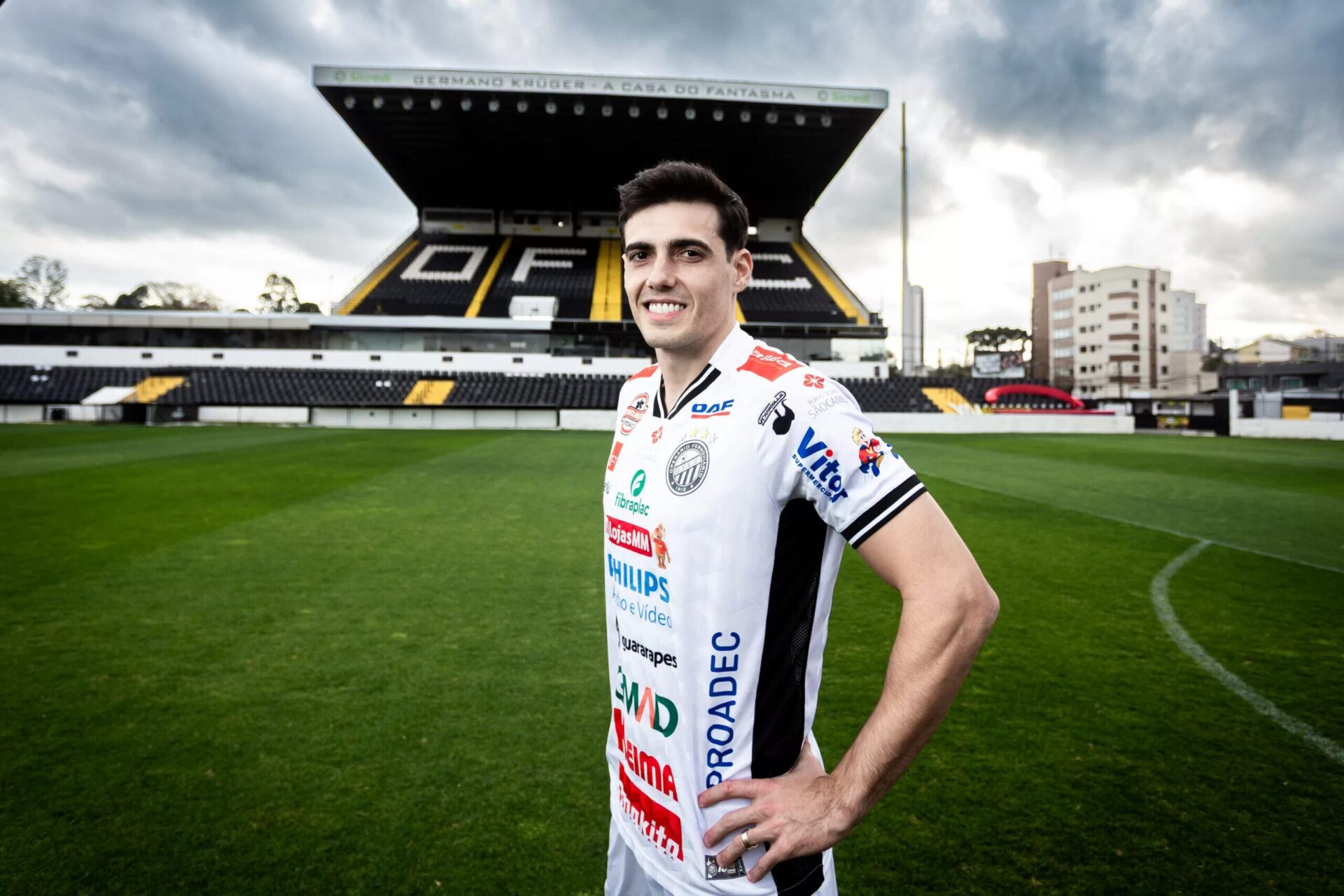 Jogador Leo Cittadini, de 31 anos, vestindo uniforme do Operário, em frente às arquibancadas do Estádio Germano Krüger, em Ponta Grossa.
