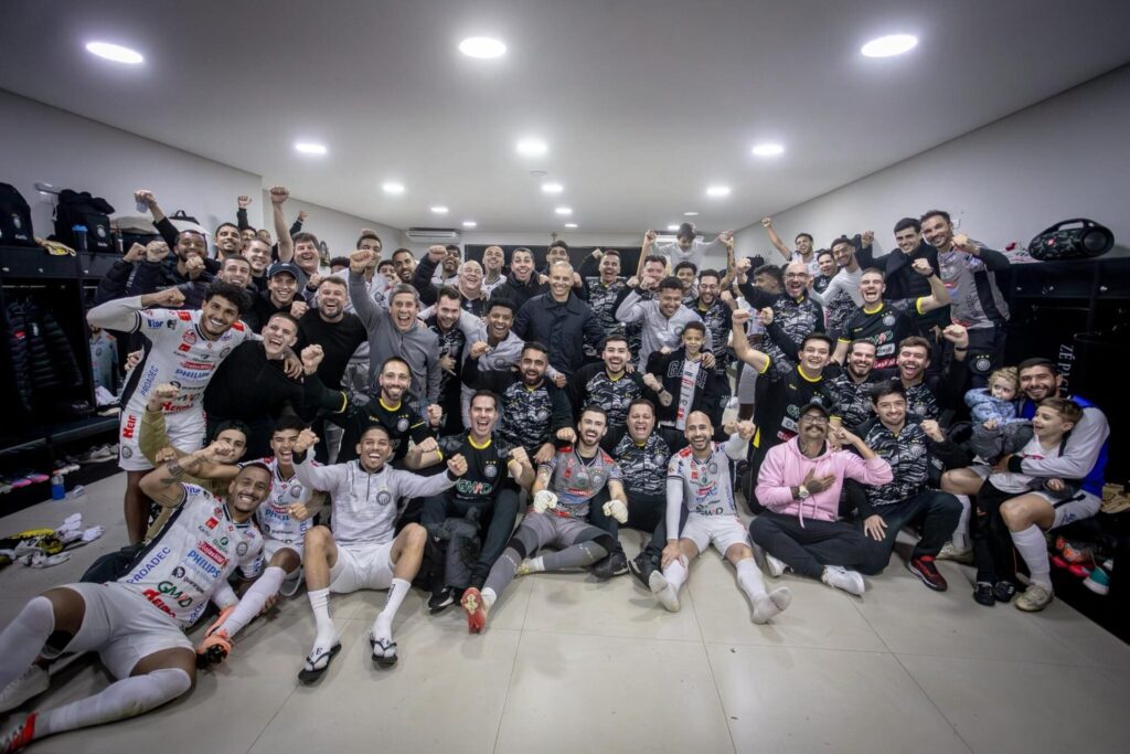 Jogadores do Operário em diferentes uniformes se juntam para retrato comemorando vitória sobre o Coritiba em Ponta Grossa