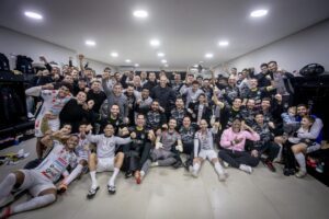 Jogadores do Operário em diferentes uniformes se juntam para retrato comemorando vitória sobre o Coritiba em Ponta Grossa