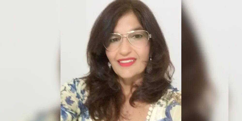 professora falecida em fundo branco