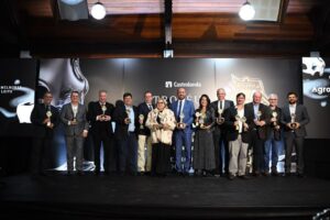 Representantes de empresas vencedoras portam Troféu Agroleite 2025.