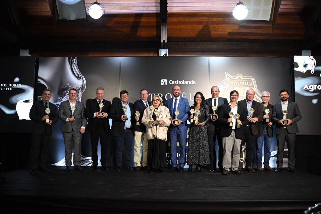 Representantes de empresas vencedoras portam Troféu Agroleite 2025.
