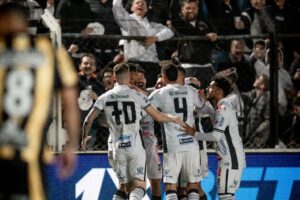 Jogadores do Operário comemoram gol diante da torcida.
