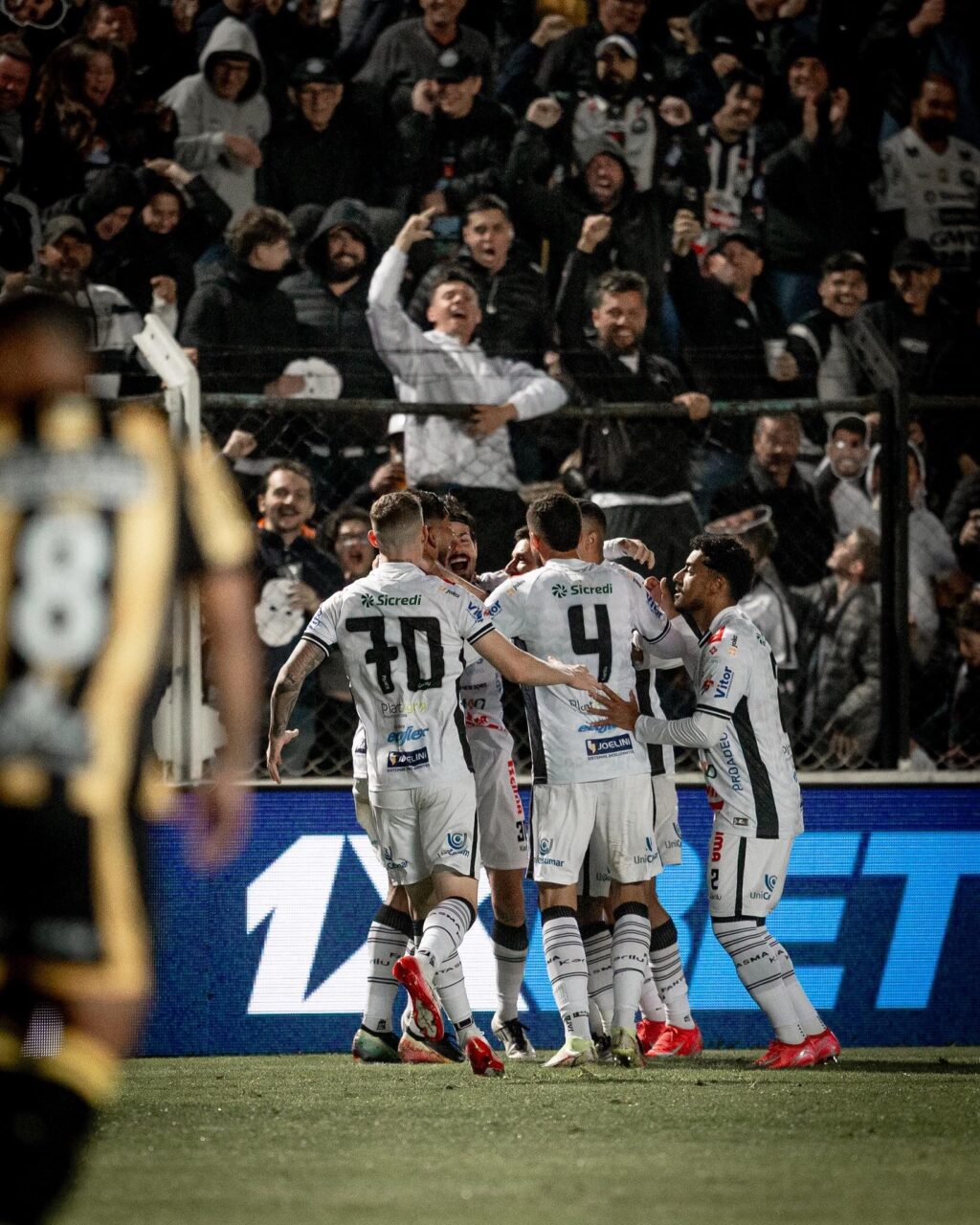 Jogadores do Operário comemoram gol diante da torcida.