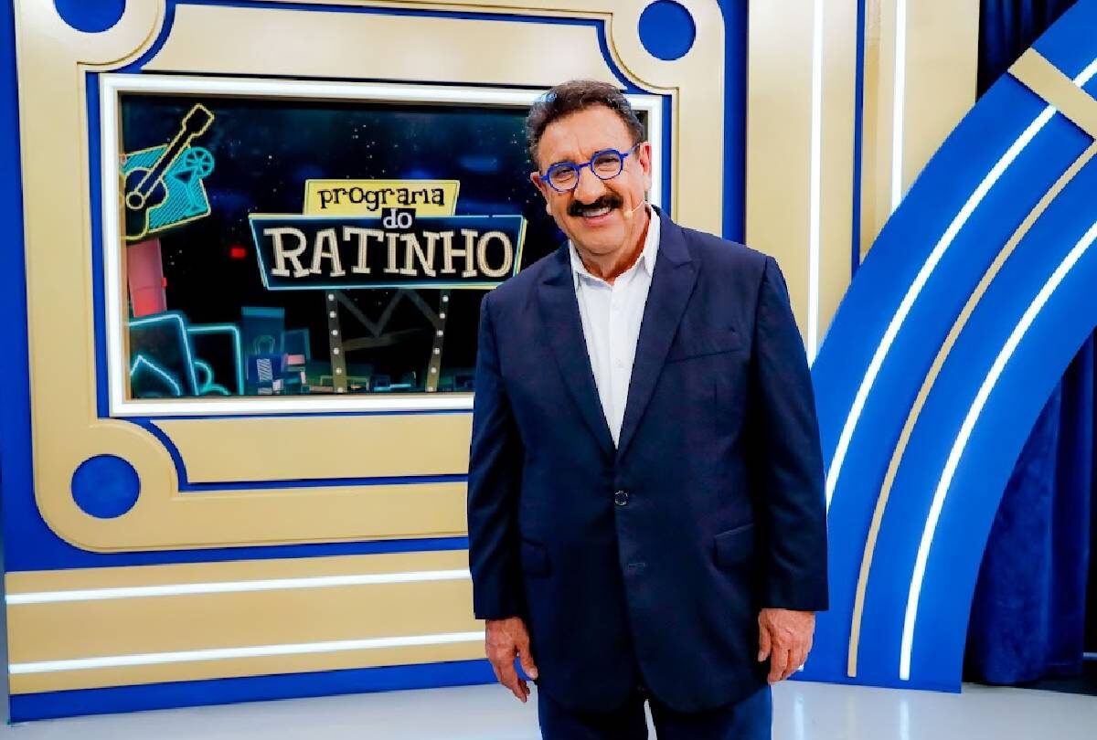Ratinho em frente ao banner do Programa do Ratinho