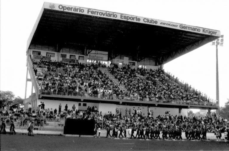 Estádio Germano Krüger com atletas e estudantes nos Jogos da Primavera de 1995
