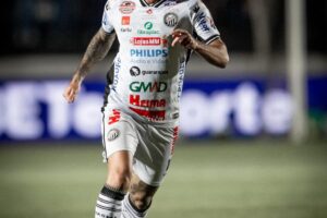 Atacante Boschilia, do Operário, conduz a bola.