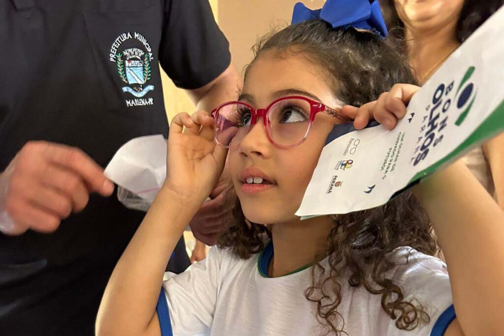 Criança recebe óculos do programa Bons Olhos Paraná