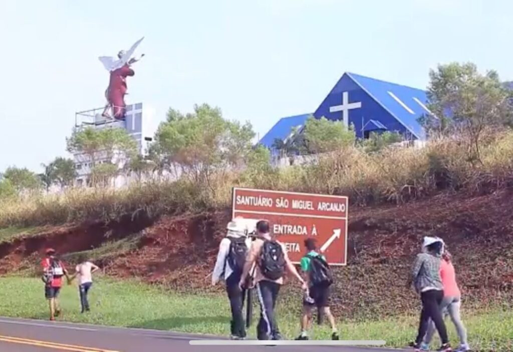 Peregrinos chegam ao Santuário de Bandeirantes, concessionária recomenda cuidado
