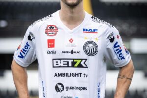 Jhemerson posa coma camisa do Operário Ferroviário tendo ao fundo a arquibancada.