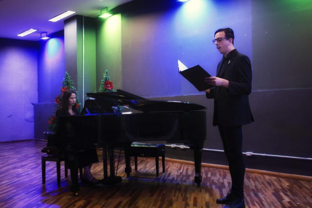 Pianista e cantor se apresentam ao piano em peça que faz alusão ao Autismo
