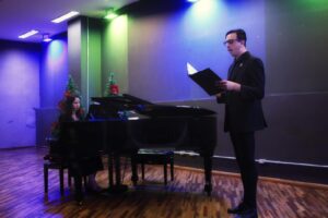 Pianista e cantor se apresentam ao piano em peça que faz alusão ao Autismo