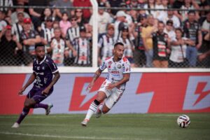 Jogador do Operário conduz a bola