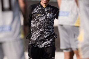 Treinador Alex sorri junto a jogadores do Operário