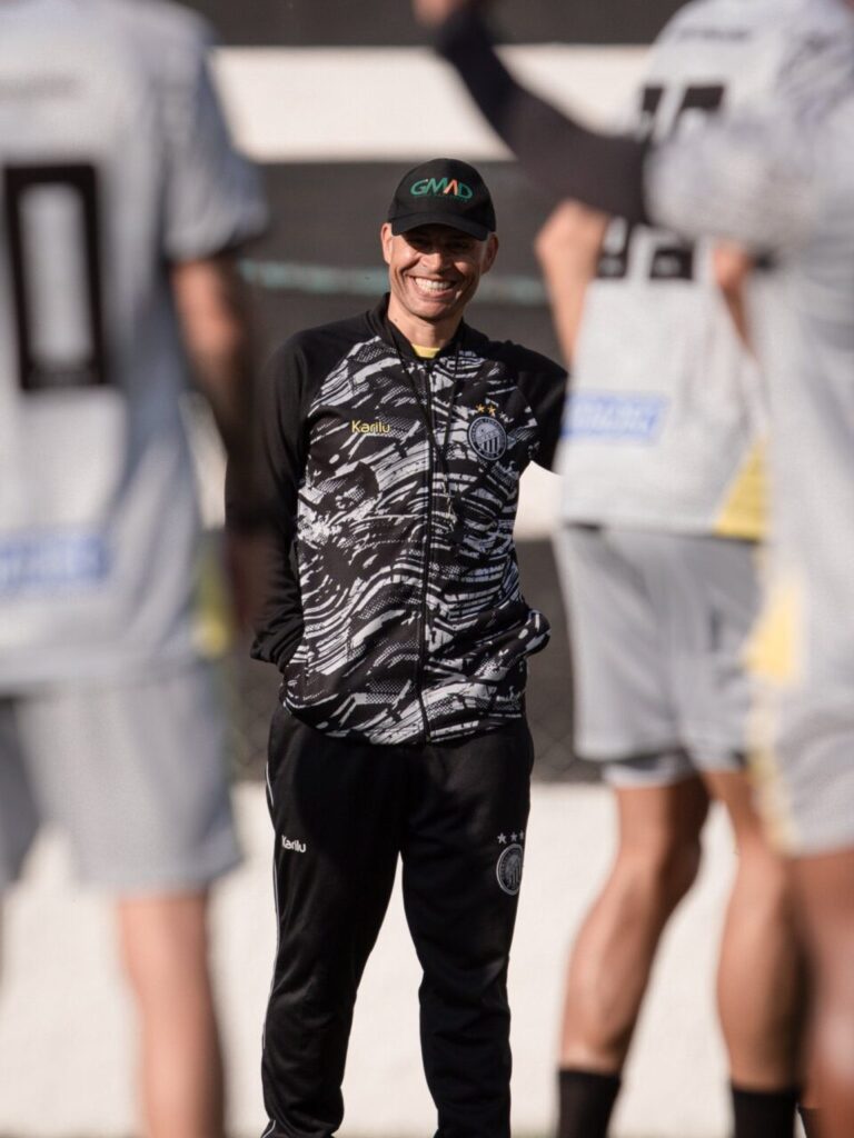 Treinador Alex sorri junto a jogadores do Operário