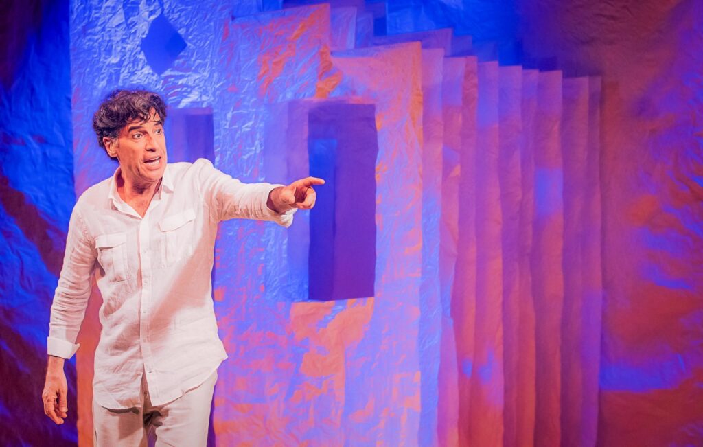 Ator Paulo Betti em cena