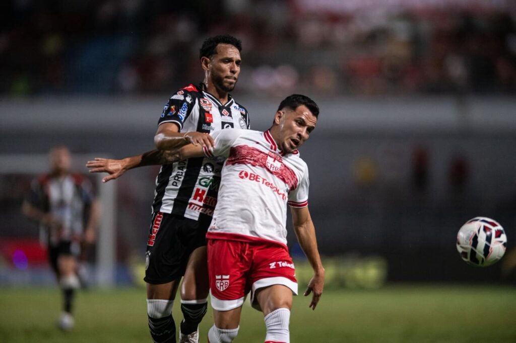 Atletas do Operário e do CRB disputam bola