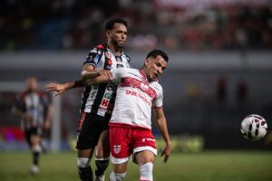 Atletas do Operário e do CRB disputam bola