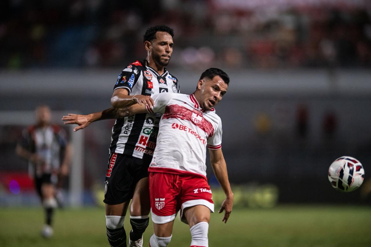 Atletas do Operário e do CRB disputam bola