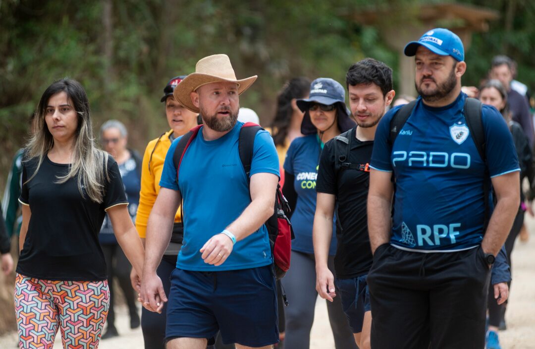 Participantes realizam Caminhada na Natureza
