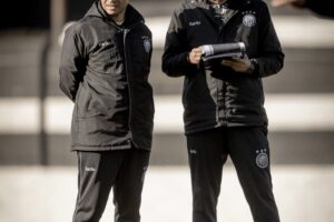 Alex e assistente técnico em uniformes do Operário Ferroviário no gramado.