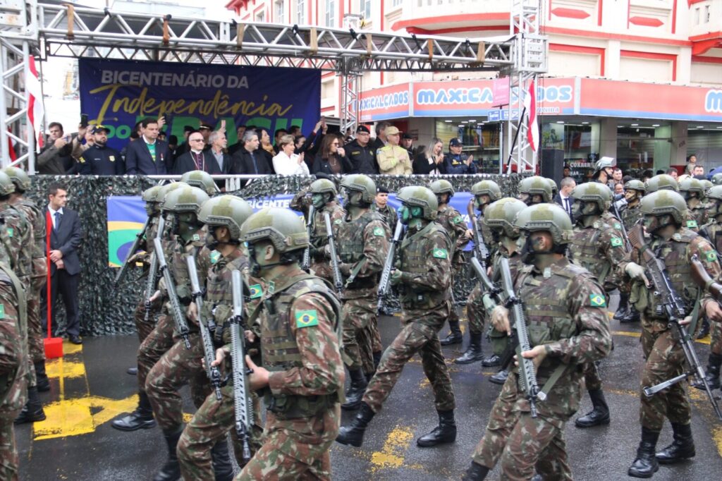 Tropas do Exército desfilam diante de autoridades no Desfile do 7 de Setembro de 2024