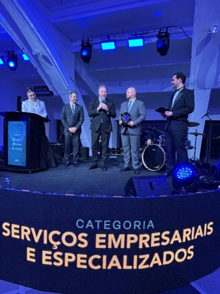 Representantes do Sicredi recebem prêmio