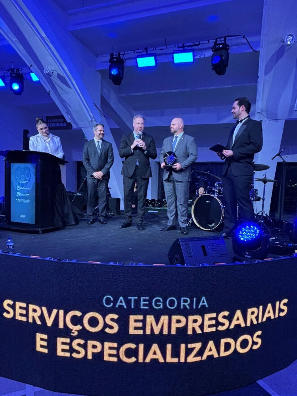 Representantes do Sicredi recebem prêmio