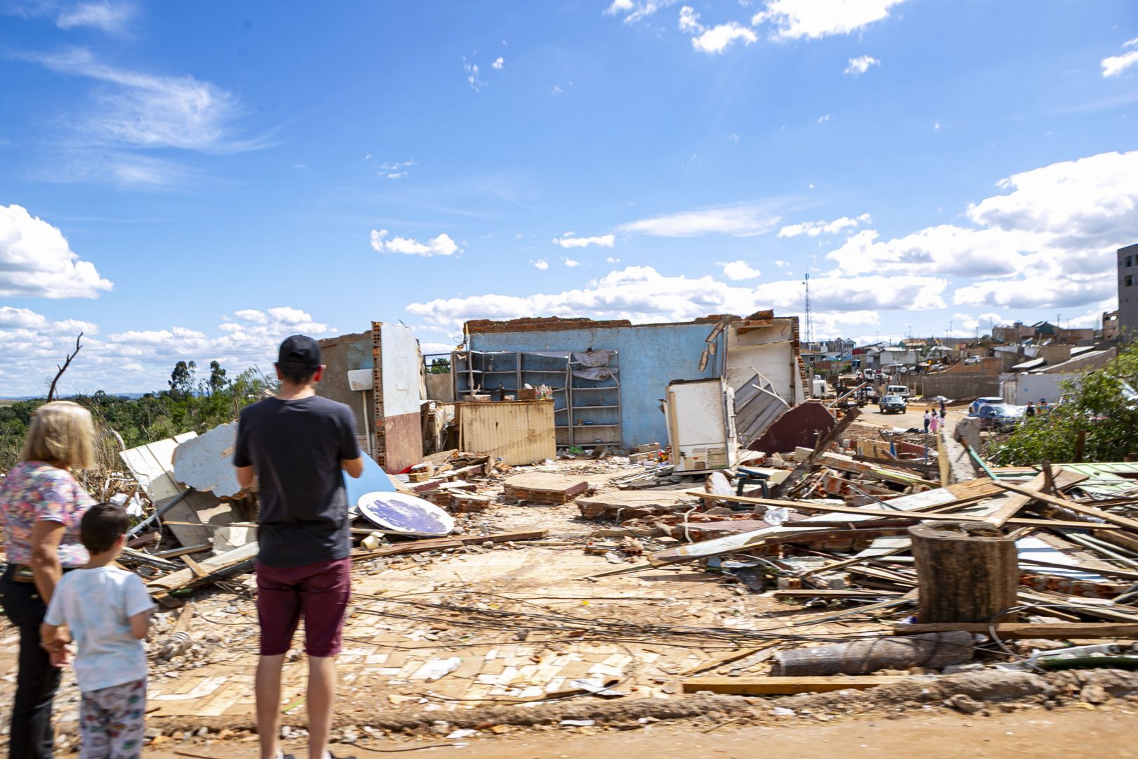 Tornados devastam cidades por onde passam;