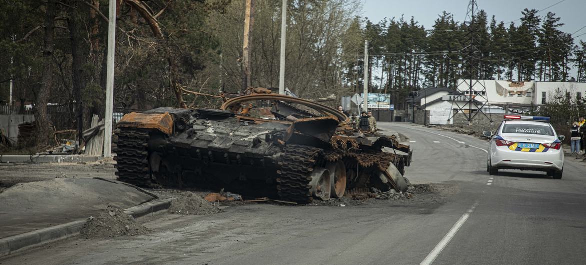 Um tanque destruído foi abandonado na estrada para Bucha, na Ucrânia