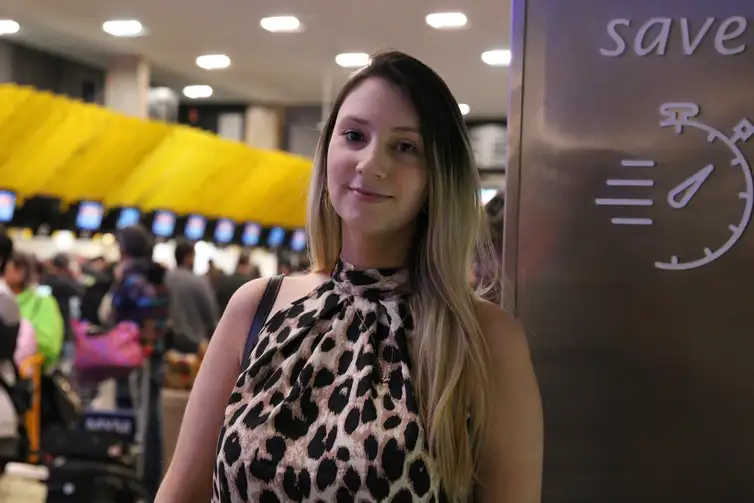 Letícia Chiquetto Kava teve o vôo para Curitiba cancelado e espera para embarcar no Aeroporto de Congonhas.