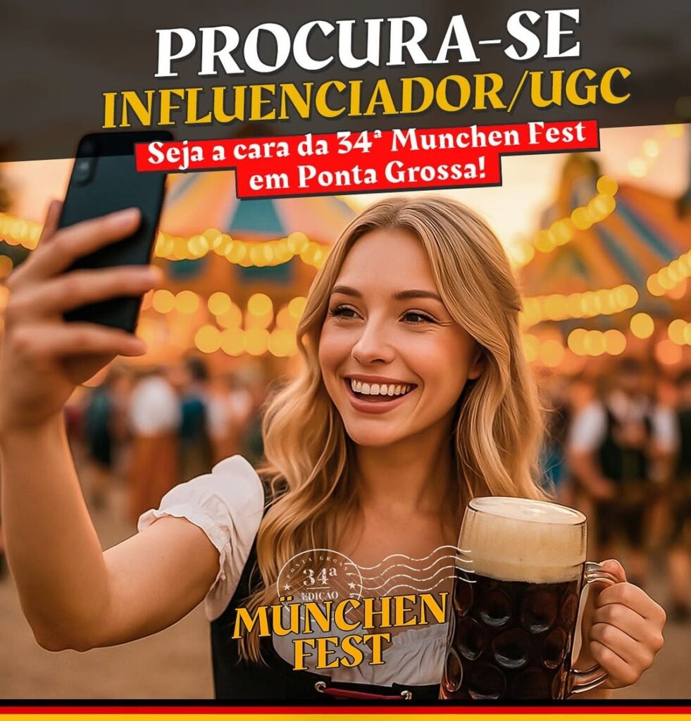 Imagem de jovem segurando caneca de chope escuro e fazendo uma selfie