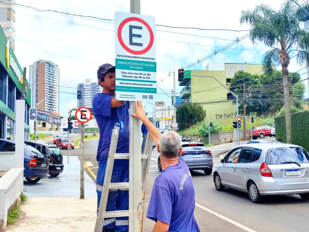 Técnicos instalam placa da ESTAR, para irregular leva a Infrações de trânsito em PG