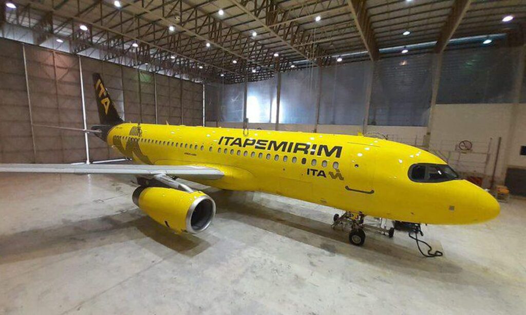 Avião da Itapemirim no hangar