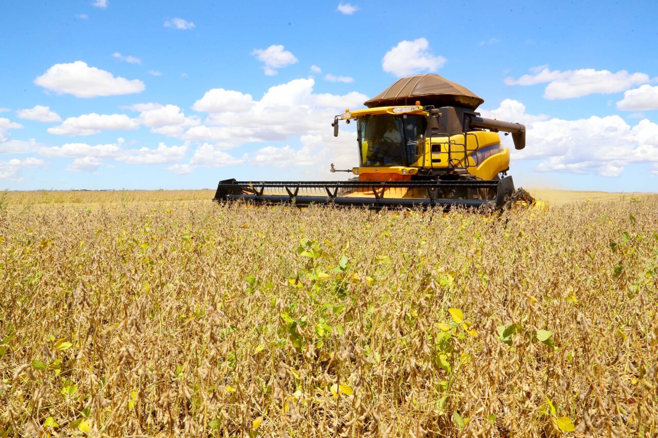 Equipamento agrícola ilustra pauta de safra do PR segundo IBGE.