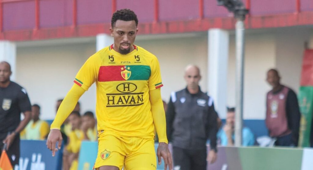 Novo zagueiro do Operário, Jhan Torres, em campo pelo Brusque