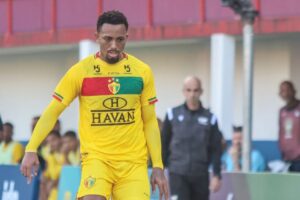 Novo zagueiro do Operário, Jhan Torres, em campo pelo Brusque