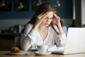 Foto ilustrativa de jovem estressada