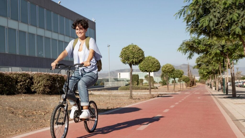 Jovem estudante pedala por ciclovia
