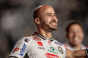 Volante colombiano Juan Zuluaga atuando pelo Operário