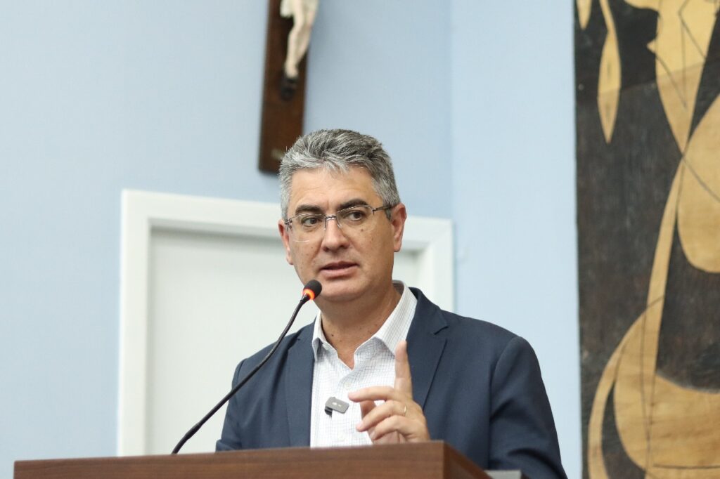 Julio Küller falando na tribuna da Câmara de Ponta Grossa